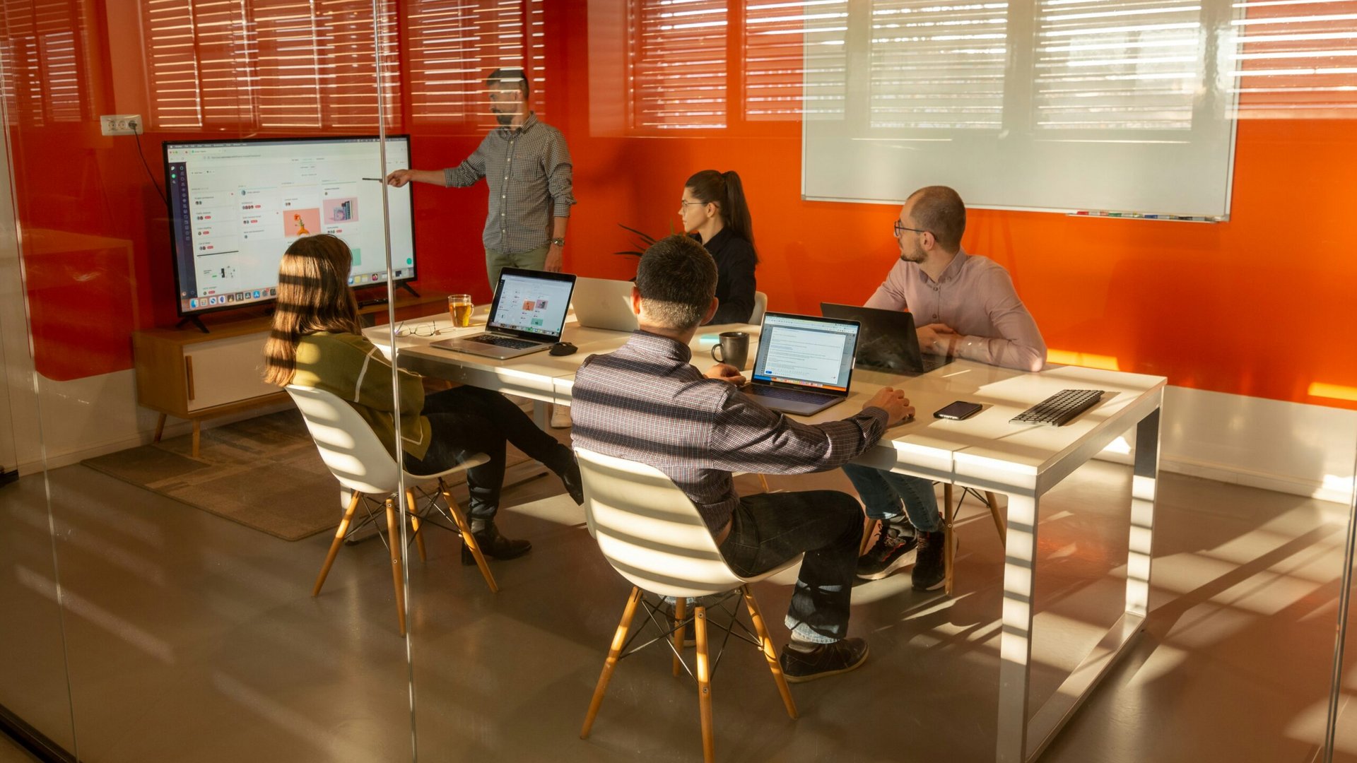 Projekt „D-Easi“: Modernisierung und Automatisierung Team bei einer Präsentation in einem modernen Konferenzraum